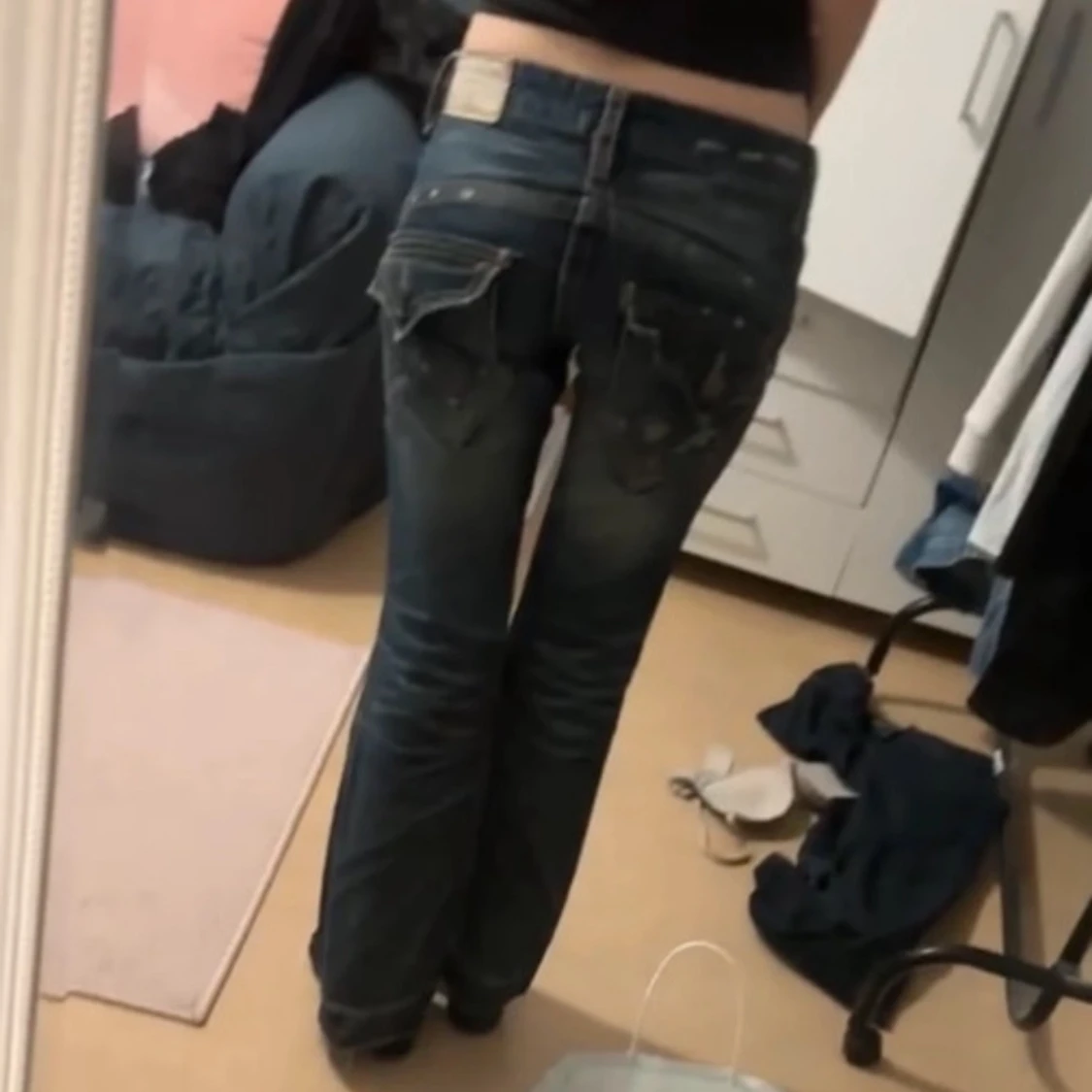 Blå jeans med slitningar - 93