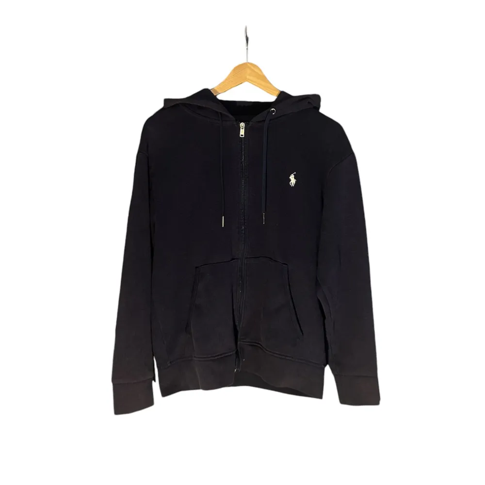 Säljer min Polo zip-hoodie i storlek S, Mörk blå. Den är i bra skick utan hål, men har några små noppor som enkelt kan tas bort med en noppborttagare. Väldigt snygg och bekväm hoodie! Har tyvärr inget kvitto då jag köpte den av en polare. Hör av dig om du har några frågor, priset kan diskuteras.. Hoodies.