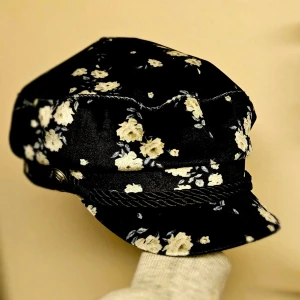 Mjuk keps - Mjuk basker. Medium. Blommor. Min gamla favorit. 65 kr. Möts i gbg. 