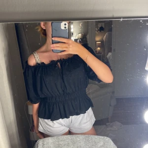 Söt topp - Fin topp som aldrig blivit använd! Storleken är M men passar mig som är S!❤️