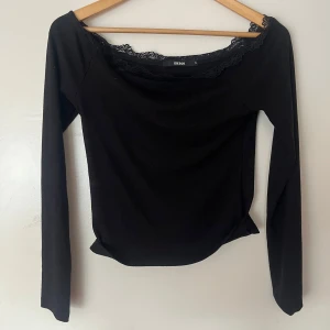 Off shoulder tröja! - Super fin ribbad off shoulder tröja med spets på kanten där uppe!