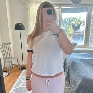 Vit t-shirt med spetsdetalj - Söt vit t-shirt med svart spets, aldrig använd!!💗💗Storlek M men passar S och Xs också 