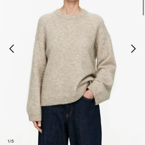 Arket stickad tröja - En stickad tröja i alapacka från arket. Säljer på grund av att den inte används. Nypris är 990kr❤️  måtten är: Längd: 59 Bredd: 51 Arm längd från hals: 68 