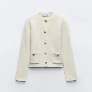 Zara stickad kofta - Beige stickad kofta från zara som jag säljer då den inte kommer till användning. Har inga defekter, kom privat för fler bilder 🩷