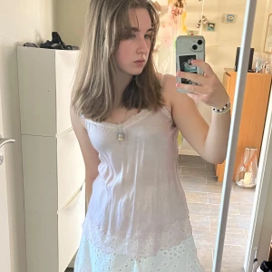 Spetslinne - Jättemjukt och skönt ljusrosa spetslinne med justerbara band i bra skick! Plagget hur ingen etikett men passar mig som är S-M Från en kläddesigner i New York!