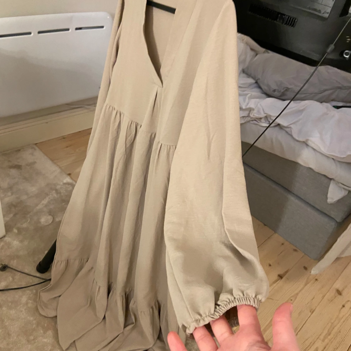 Beige långklänning med v-ringning - 90