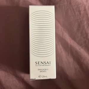 Sensai Cellular Performance Emulsion II (Moist) - Säljer en lyxig emulsion från Sensai, perfekt för att återfukta huden. Den kommer i en elegant vit flaska med silverdetaljer och är en del av deras Cellular Performance-serie. Perfekt för dig som vill ha en mjuk och återfuktad hud. Passar alla hudtyper!😄