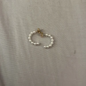 Örhängen  - Inte använda örhängen från Kappahl☺️