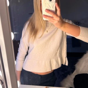 Beige stickad 3/4ärmad tröja - Säljer denna beige stickade trekvarts-ärmade tröjan. Storlek M men passar XS-S, den är från only. Super skick!🌟