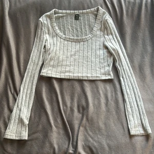 Grå magtröja - En uringad magtröja med långa ärmar, är dock från shein och har ett litet hål på ryggen som går att sy såklart. Använd några gånger men använder ej magtrörjor nu mera.