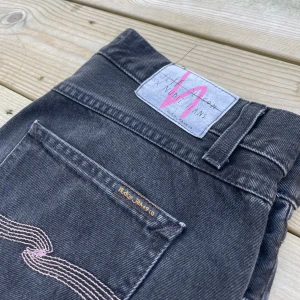 Nudie Jeans - Nudie x Jeff Olsson Jeans i modellen Gritty Jacksson | Skick: Mycket fint | Storlek: 31/32 | Pris: 549kr, Nypris: 1800kr | Hör av dig vid frågor eller för fler bilder!⭐️