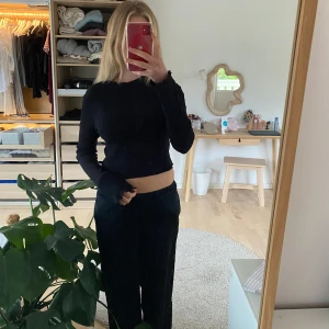 Topp  - Säljer denna svarta toppen från NA-KD med långa lite utsvängda ärmar 💞💞