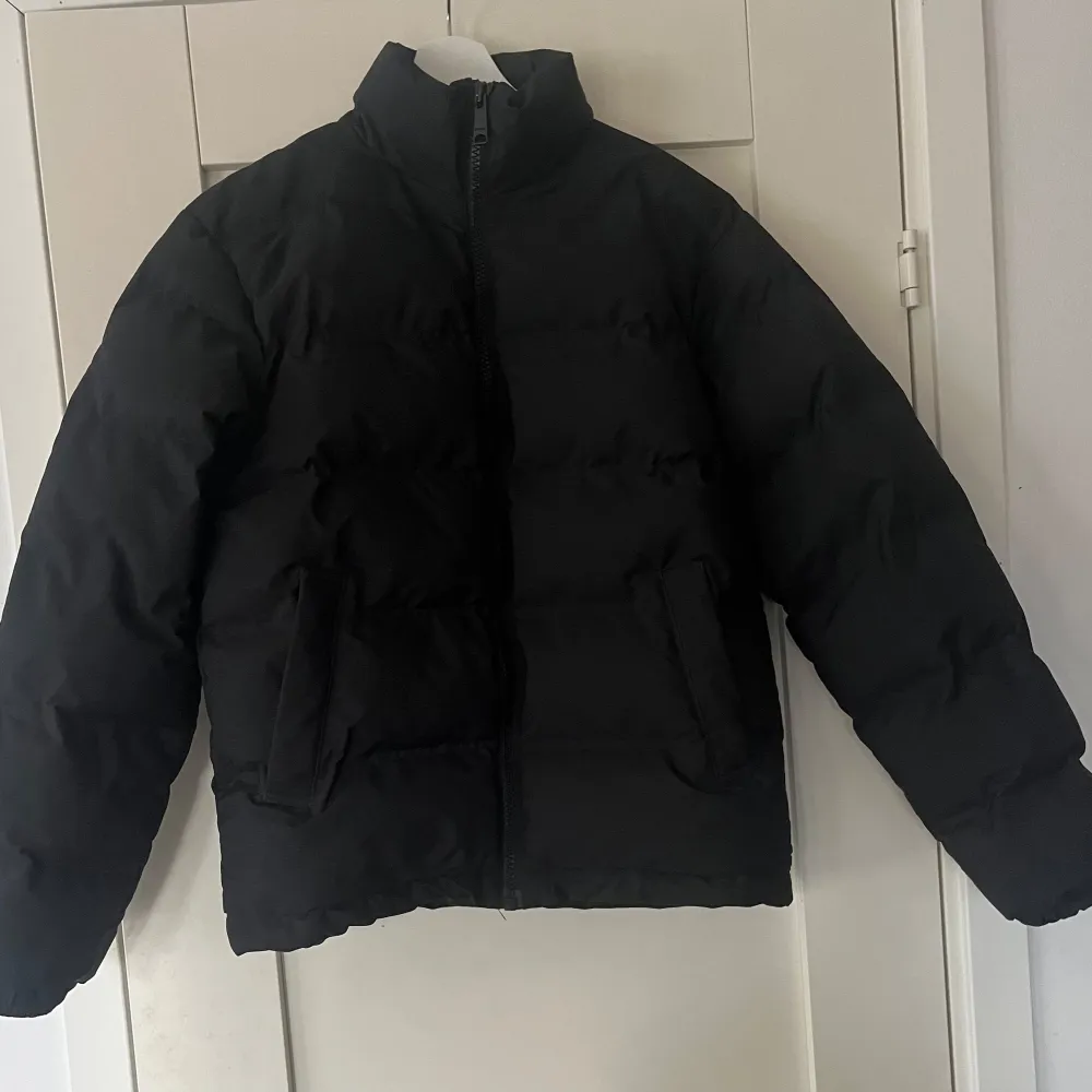 Svart pufferjacka från Weekday i storlek xs. Använd fåtal gånger och är i mycket fint skick. . Takit.