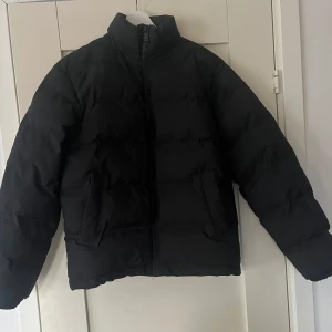 Pufferjacka från Weekday - Svart pufferjacka från Weekday i storlek xs.  Använd fåtal gånger och är i mycket fint skick. 