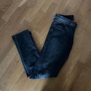 Jack&jones jenas - Säljer dessa jeans då jag ej använder dom, moddelen är slim Glenn och storlek 30/32, hör av dig vid fler frågor/bilder 