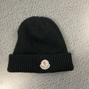 Moncler mössa - Snabbaffär = gå ner i pris