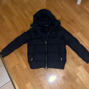 Gant jacka  - Tjena, säljer nu denna feta Gant jacka som inte säljs längre! Den har små fel som jag kan skicka bild på vid intresse. Nypris ligger runt 5 tusen, storlek S, passar lite större. Hör av er vid funderingar! 