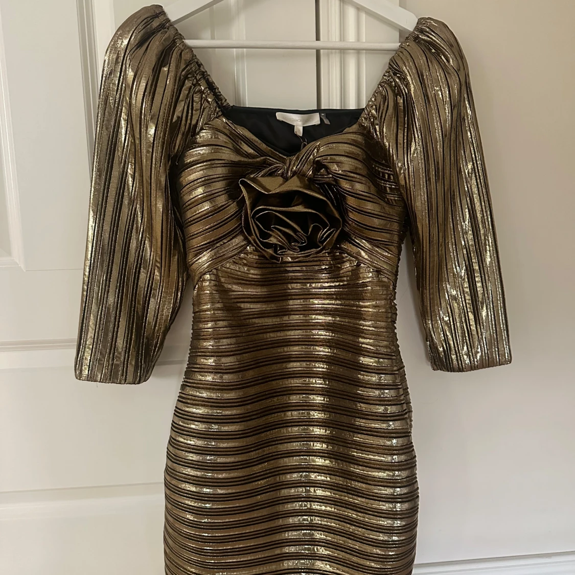 Guldig klänning från LoveShackFancy