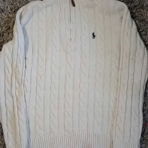 Ralph Lauren halfzip - Säljer denna tröja då den är för liten. Den är i topp skick (10/10) då ja aldrig använde den. Det står storlek L men den är M. Priset går att diskutera naturligtvis!
