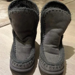 Grå Mou moots i vedge (plattå) -  Grå boots i mocka ifrån mou. De är i plattå. Strl 38. Sköna till vintern och fint skick!!