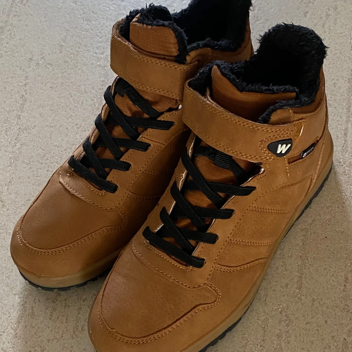 Bruna och svarta sneakers med foder