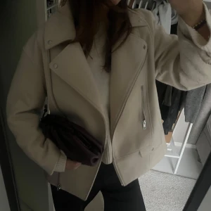 Vit jacka från hm - Crémevit jacka från hm i storlek M! Köpt för ca 3 år sedan men sparsamt använd. Perfekt nu under hösten och till vintern🥰