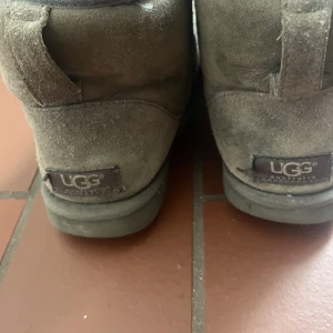 Bruna UGG boots i mocka - Säljer ett par bruna UGG boots i mocka. Perfekta för kalla dagar och har en klassisk design som passar till det mesta. Mycket använda men de är i bra kvalitet 💞💞