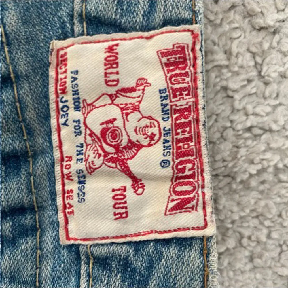 Säljer ett par blå True Religion jeans i bootcut-stil. Midjemåttet är 39 och innerbenslängden är 72.  Bra skick. Har en fläck som syns på bild 2. Lite slitna vid hälarna.❤️ Skriv prisförslag.❤️. Jeans & Byxor.