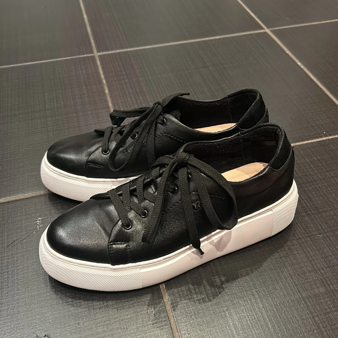 Svarta sneakers från K.Cobler - 93