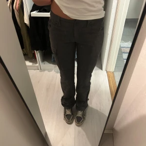 Penny black Gråa kostymbyxor  - Superfina och unika gråa lowwaist flared kostymbyxor från PennyBlack! Många fina detaljer och fickor och i bra skick! Passar ca storlek 36/ midja 26. Jag är 174 cm och är bra i längden!