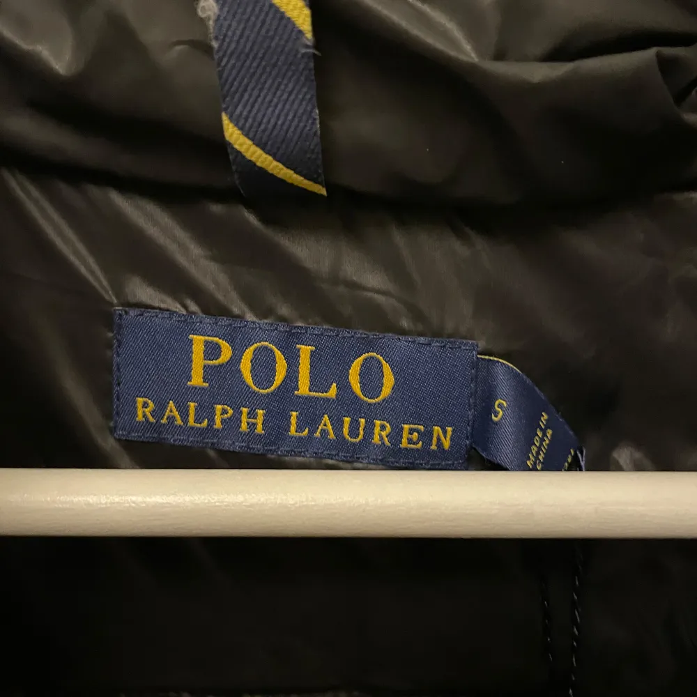 Säljer nu min polo Ralph lauren pufferjacka i storlek S färg svart/glans kond 10/10 aldrig använd säljer den pågrund av att den är för stor ny pris ligger runt 6000 mitt pris 2999. Jackor.