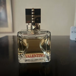 Valentino parfym  - Säljer nu min Valention parfym då den inte kommer så mycket till användning längre. Har redan använt upp en hel men doften på båda är VOCE VICA. Skriv privat för fler bilder eller frågor (Säljer alltså bara den stora) ❤️