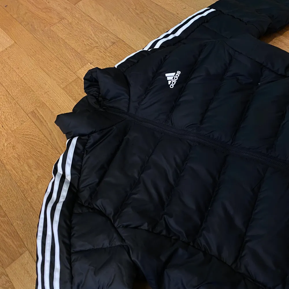 Helt ny adidas jacka väldigt fin säljer den på grund av fel storlek . Jackor.