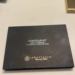 Contour Kit Light to Medium - Säljer ett Contour Kit från Anastasia Beverly Hills i nyansen Light to Medium. Paletten innehåller sex olika puder för contour och highlight, perfekt för att skapa en definierad look. Färgerna är i varma och neutrala toner, idealiska för en naturlig finish.