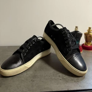 Lanvin cap toe  - Säljer ett par svarta Lanvin cap toe i bra skick. Skorna är i storlek uk 8 som motsvarar 42/43 i eu. Inget og medföljer. Vid minsta lilla fundering är det bara att höra av sig🙌