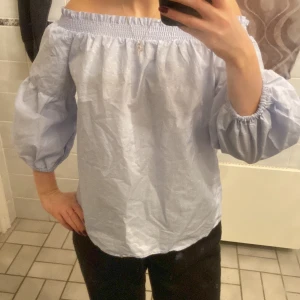 Ljusblå offshoulder blus från ONLY - Säljer en söt ljusblå offshoulder topp från ONLY i storlek 38. Den har en elastisk kant vid axlarna för en bekväm passform. Oanvänd! Se tredje bild för förtydligande på mönstret 