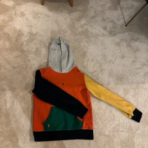 Flerfärgad hoodie från Polo Ralph Lauren - Säljer en svinfet hoodie från polo ralph lauren! Inga som helst defekter har andvänts runt 10 gånger. Passar dig som är runt 157-164. Säljer för att den ej kommit till andvändning. Nypris är 1500kr mitt pris 300!