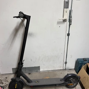 El scooter  - Hej! Säljer min el kick i fint skick med skavanker här och där. Tyvärr är batteriet slut då den blev baxad för cirka 1 år sedan . Den var baxad i cirka 1 år månader så när jag fick hem den var den väldigt slö och tillslut gav batteriet upp