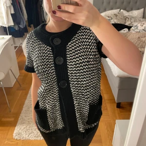 söt kofta  - superfin kofta som är ett svartvitt mönster. den är i XL men liten i storleken, brukar ha S och sitter såhär på mig. skriv vid fler bilder eller frågor💕💕