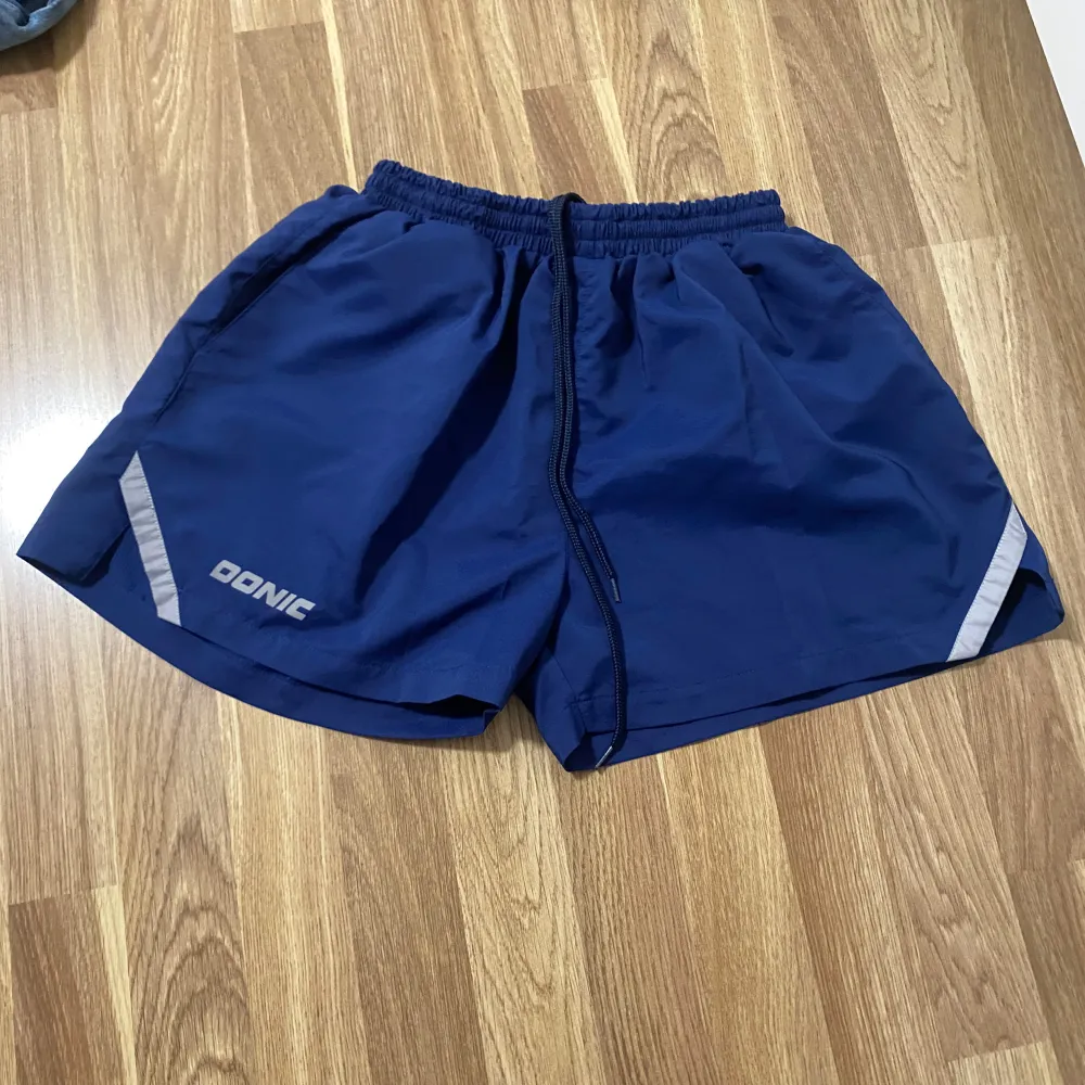 Korta vida träningsshorts från Donic i storlek s. . Shorts.