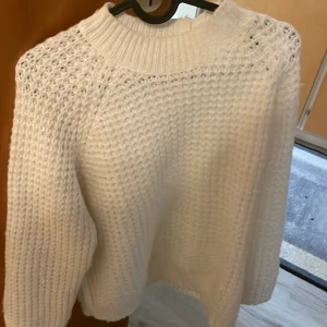 Stickad tröja - Säljer denna skön stickad tröja, den tar ut tråd men väldigt skön 
