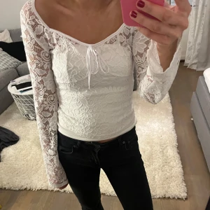 Vit spetstopp - Säljer denna vita spetstopp från vero Moda (Piesces). Den är endast använd 1 gång och därför i superfint skick. Passar bra både med linne under och med bara bh. Perfekt till fester/middagar/ till vardags. Sann till storleken men passar nog oxå S