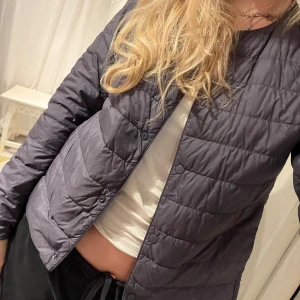 Ultra light down tunn dunjacka - Superfin tunn dunjacka från uniqlo i stl XS. Passar dessutom S/M. Färgen är grå/lila aktig💖⭐️
