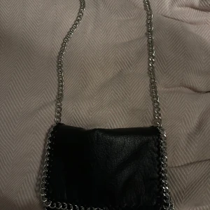 Tiamo väska - Den är som ny, har använt den få tal gånger. Perfekt till skolan eller shopping. Säljer för den inte kommer till användning längre för jag fick inte ha den i skolan för min lärare…. Original 550kr (det är någon annan som har tagit samma bild på din annons men det är denna väska som är min)