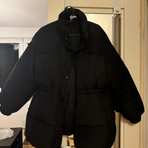 Vinterjacka  - Säljer min vinterjacka från Nakd. Köpte förra året och säljer bara för att den är för stor för mig. Det medföljer en luva också!