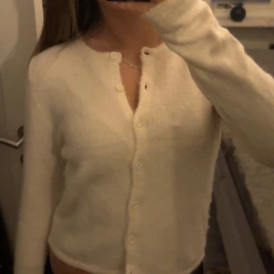 Vit kofta - Vit stickad kofta från Gina i storlek xs. Knappt använd 💕