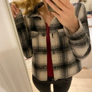 Rutig kappa  - Säljer min snygga rutiga kappa från Only. Säljer pga att den inte kommer till användning längre💕