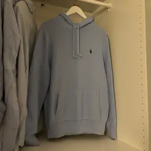 Säljer en snygg ljusblå hoodie från Polo Ralph Lauren. Den är i mycket bra skick och har en klassisk design med en liten logga på bröstet. Perfekt för både vår och höst. Den är stickad och har en skön passform med ribbade muddar och en praktisk ficka framtill. Sick 10/10 ny pris 2800 pris kan diskuteras vid snabb affär 