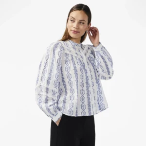 Blus - Helt oanvänd blus från märket YAS. Original pris är 799kr, men säljer för 499kr. Bara att skriva vid frågor 💕💕