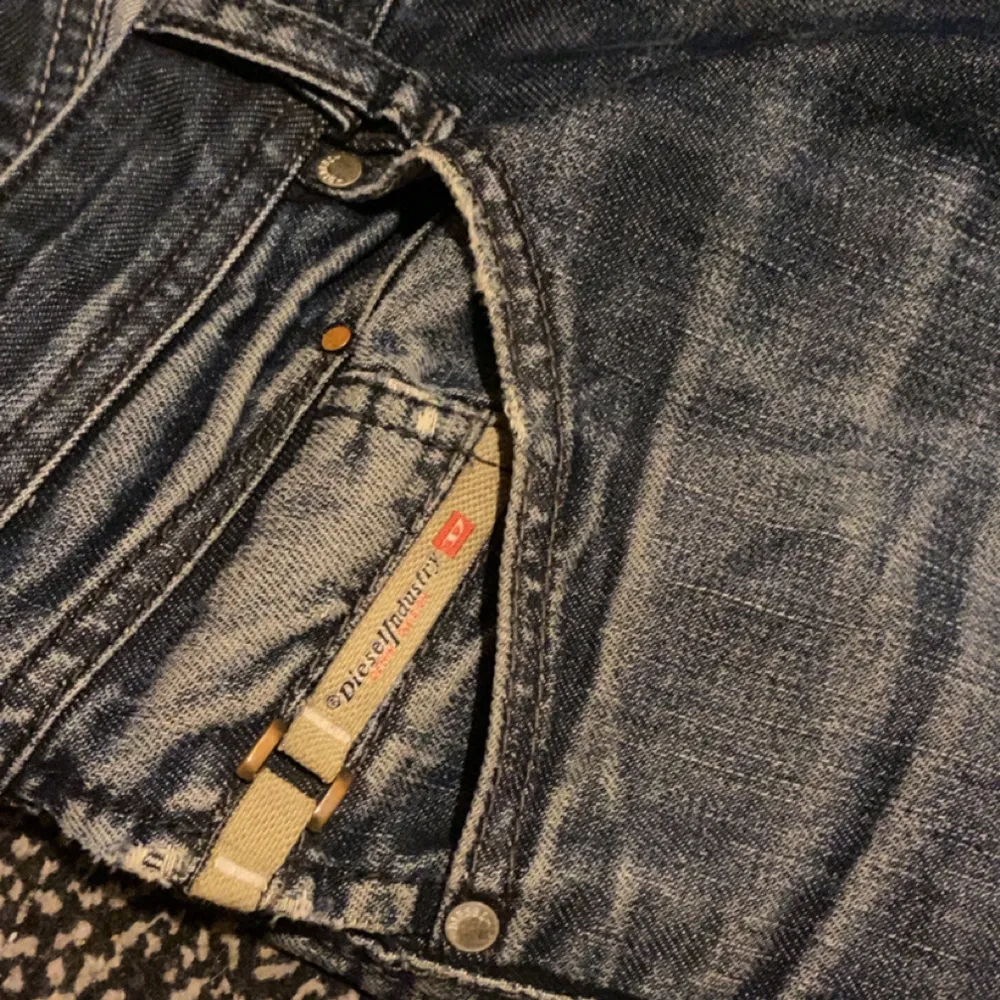 Vintage jeans  Säljs pågrund av att jag har för många byxor och dem inte kommer till användning . Jeans & Byxor.